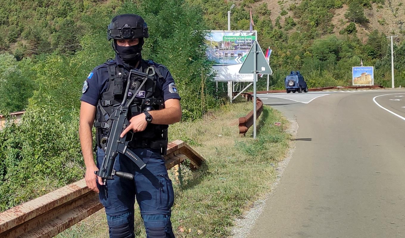 En kosovansk polis på plats nära orten Banjska där en polis dödades vid ett bakhåll på söndagsmorgonen. Foto: Dejan Simicevic/AP/TT