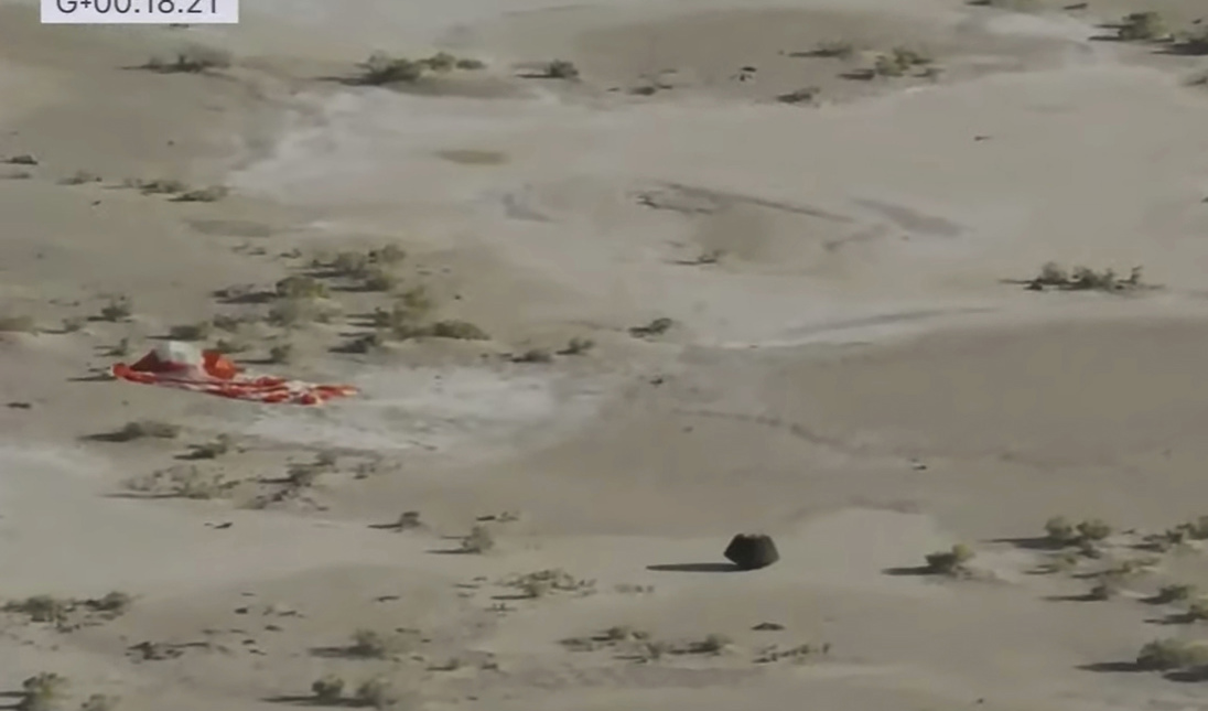 Bilden visar kapseln efter att den bromsats upp med hjälp av en fallskärm och nått marken. Foto: Nasa via AP/TT