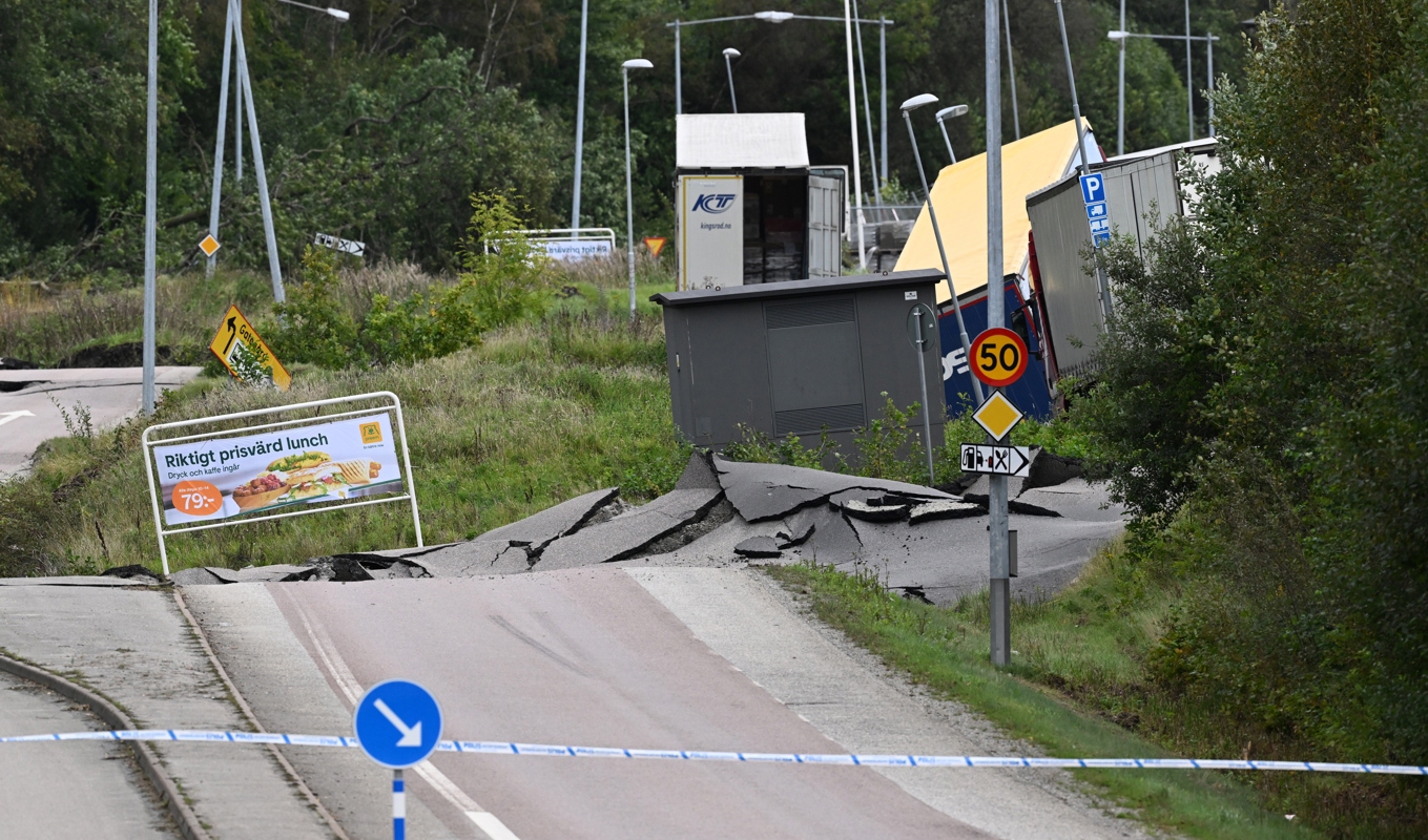 Söndertrasad väg i rasområdet. Foto: Björn Larsson Rosvall/TT