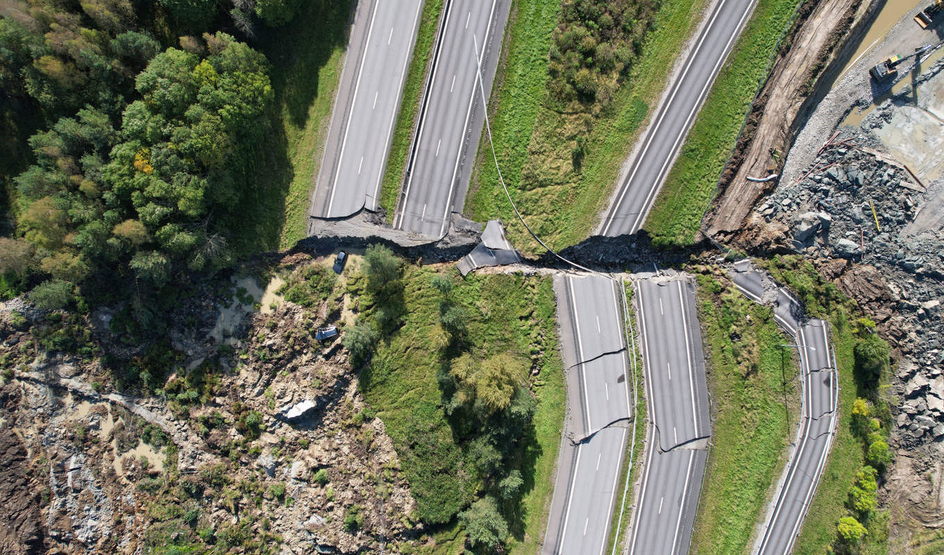 E6 båda körfält trycktes västerut nästan 50 meter vid skredet. Foto: Hanna Brunlöf Windell/TT