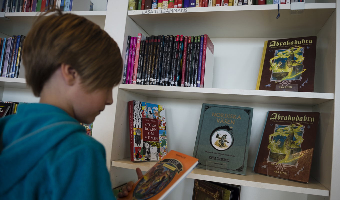 Barn och unga läser enligt den senaste undersökningen mer jämfört med åren 2020 och 2018. Arkivbild. Foto: Vilhelm Stokstad/TT
