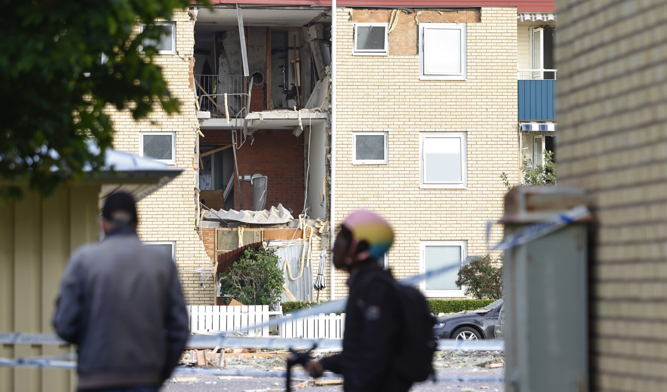 Trasiga fönster efter en kraftig explosion i ett bostadshus i området Ekholmen i Linköping. Foto: Stefan Jerrevång/TT
