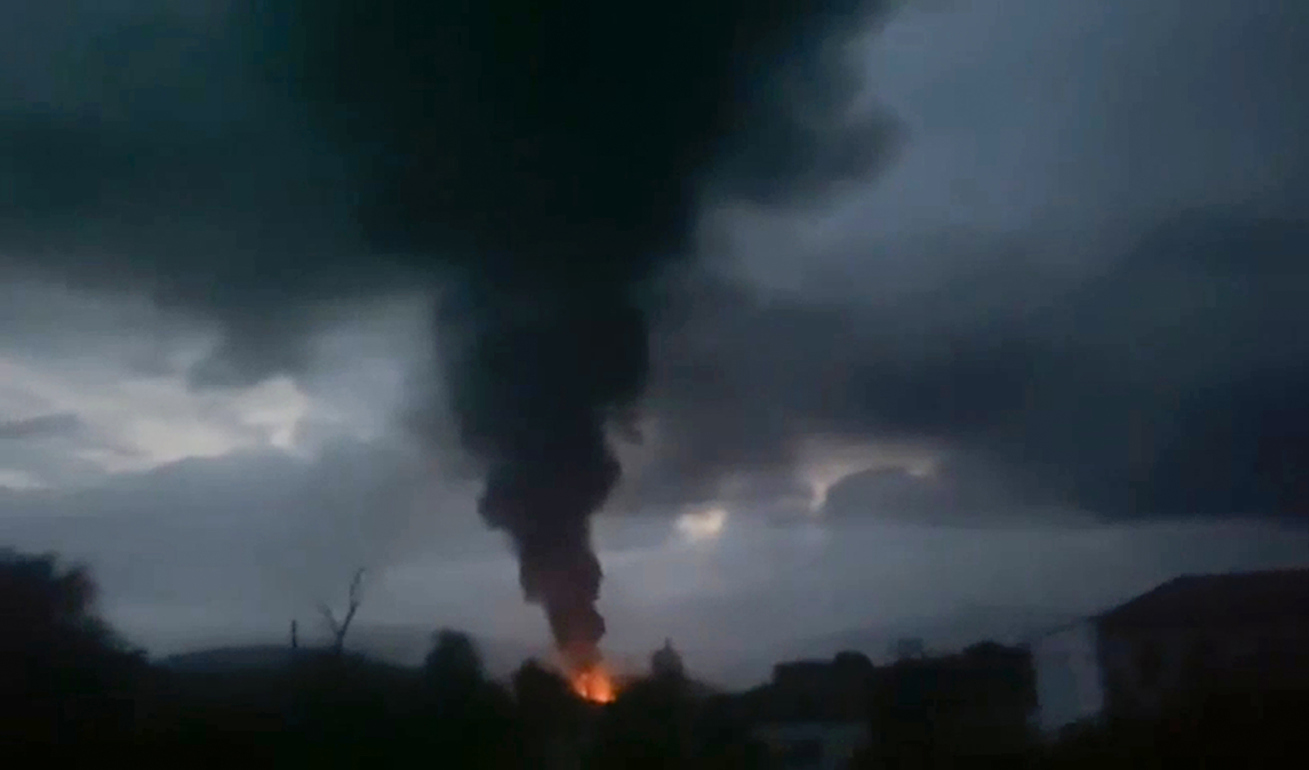 Rök och eld efter måndagens explosion vid en bränsledepå utanför Stepanakert. Foto: Bild från Siranush Sargsyans X-konto via AP/TT