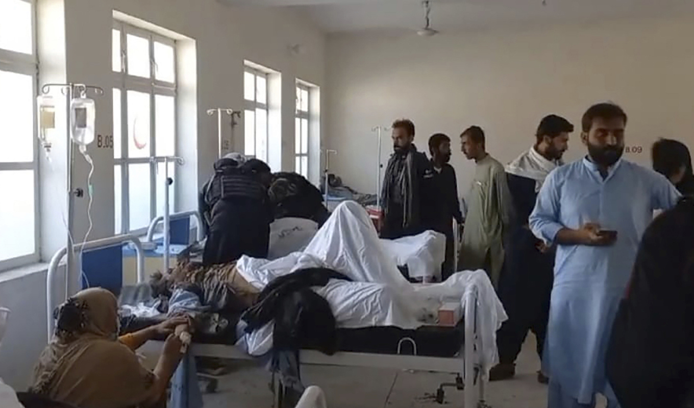 Skadade tas om hand på sjukhus i Mastung, nära Quetta i Pakistan, efter att en självmordsbombare sprängt sig vid en religiös procession. Foto: AP/TT