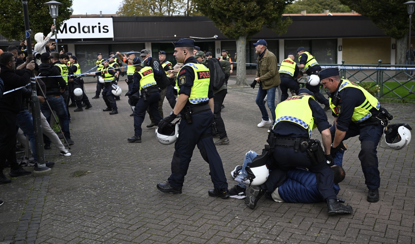 Upprörd stämning när Salwan Momika brände en koran i Malmö. Foto: Johan Nilsson/TT