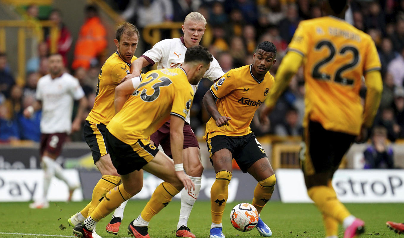 Manchester Citys Erling Haaland hårt uppvaktad av flera Wolverhamptonspelare. Foto: Nick Potts/AP
