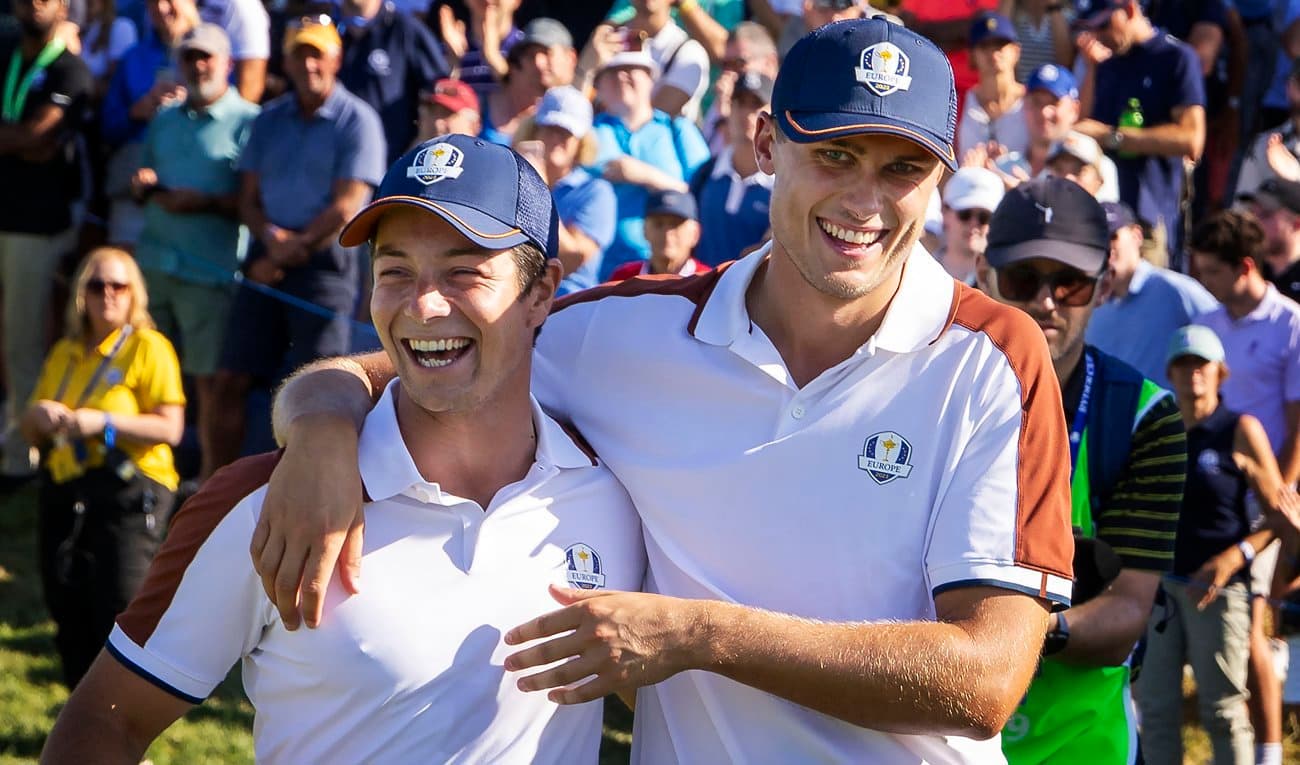 Viktor Hovland och Ludvig Åberg firar den rekordstora segern i lördagens foursome mot USA:s Scottie Scheffler och Brooks Koepka. Foto: Christer Höglund/TT