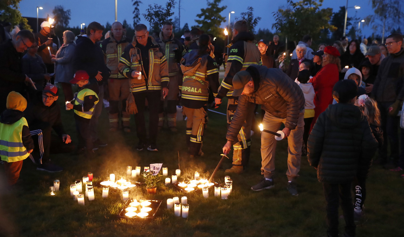 En ljusmanifestation hölls i Fullerö efter sprängdådet. Foto: Mickan Palmqvist/TT