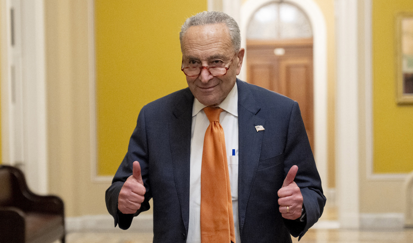 Senatens majoritetsledare, demokraten Chuck Schumer, ger tummen upp efter att förslaget röstats igenom. Foto: Andrew Harnik/AP/TT