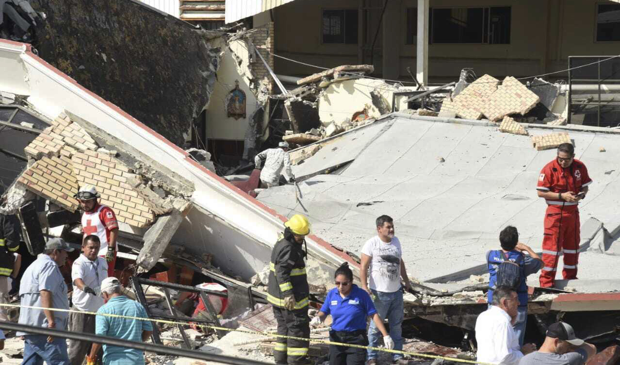 Räddningsarbetare letar efter överlevande efter att taket på en kyrka i Ciudad Madero kollapsade under en pågående gudstjänst. Foto: Jose Luis Tapia/AP/TT