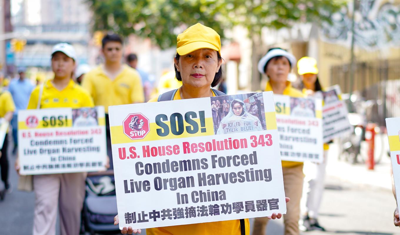 Falun Gong-utövare deltar i en parad för att markera 24-årsdagen av förföljelsen av den andliga disciplinen i Kina, i New Yorks Chinatown den 15 juli. Foto: Samira Bouaou