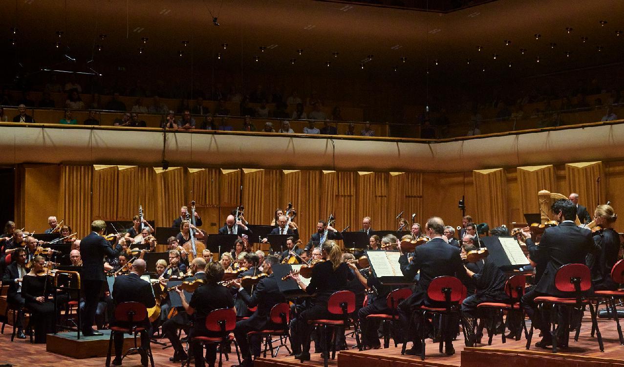 Efter en lite tung start för dirigent och orkester i Sibelius sjua nådde man till slut ända fram i den första symfonin. Foto: Daniel Stigfelt/Sveriges Radio