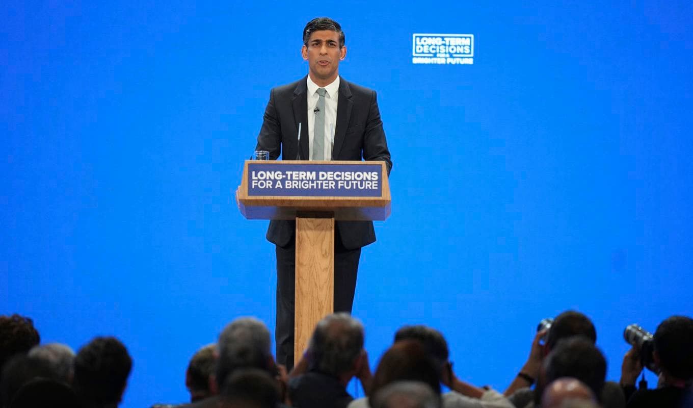 Rishi Sunak på podiet i Manchester. Foto: Danny Lawson/PA/AP/TT