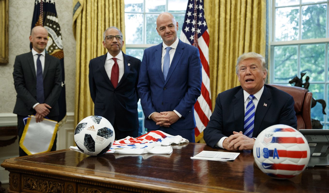 Mattias Grafström (till vänster) var med Fifas ordförande Gianni Infantino (näst längst till höger) och träffade den dåvarande amerikanske presidenten Donald Trump i Vita Huset 2018. Foto: Evan Vucci/AP/TT