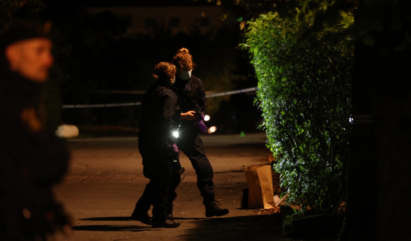 En man i 25-årsåldern sköts i Brandbergen under natten till torsdagen. Två män har gripits misstänkta för mordförsök. Foto: Nils Petter Nilsson/TT