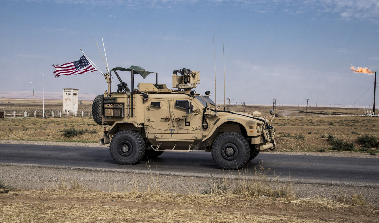 Omkring 900 amerikanska soldater befinner sig i nordöstra Syrien. Arkivbild. Foto: Baderkhan Ahmad/AP/TT