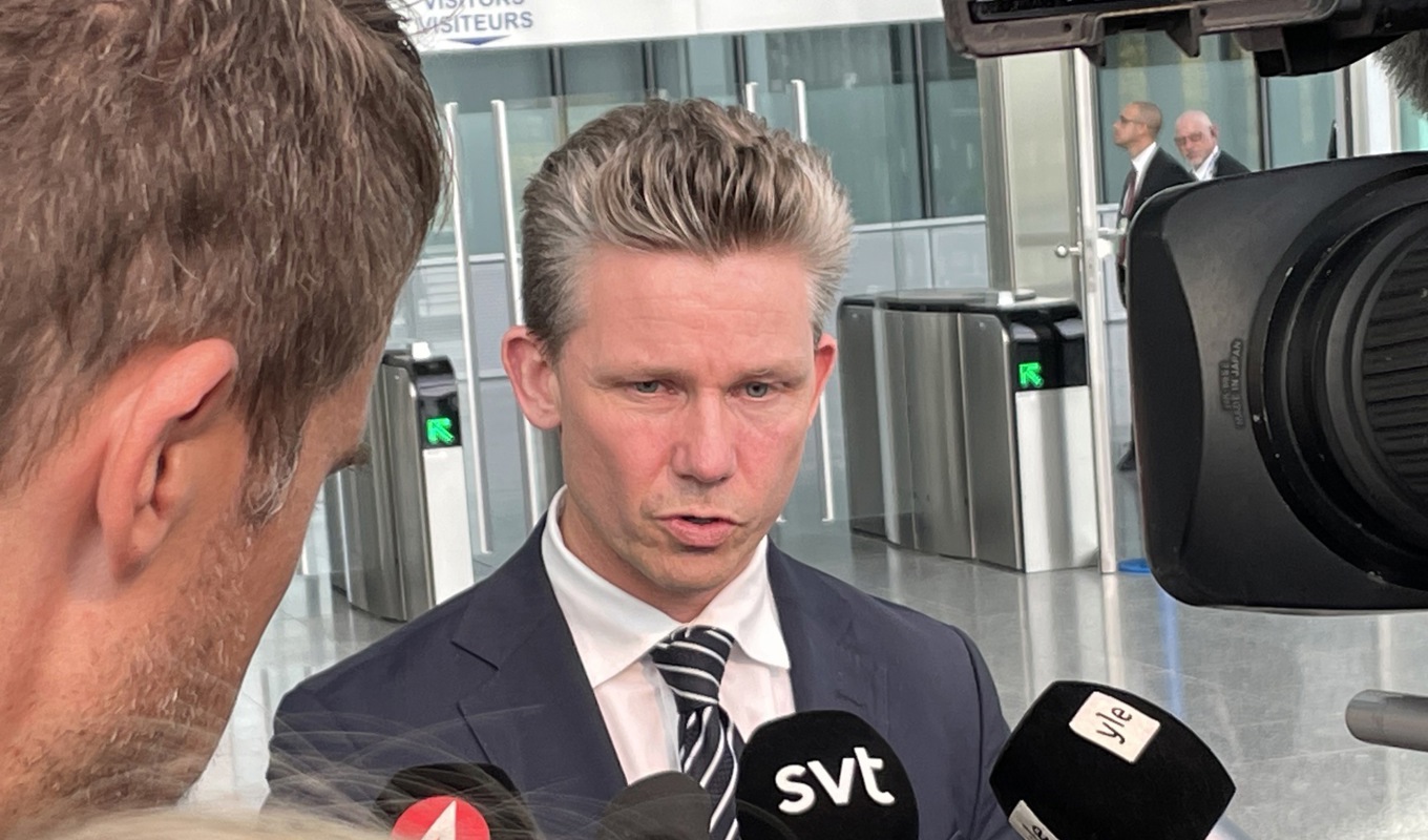 Försvarsminister Pål Jonson träffar svenska journalister på Natohögkvarteret i Bryssel. Foto: Wiktor Nummelin/TT