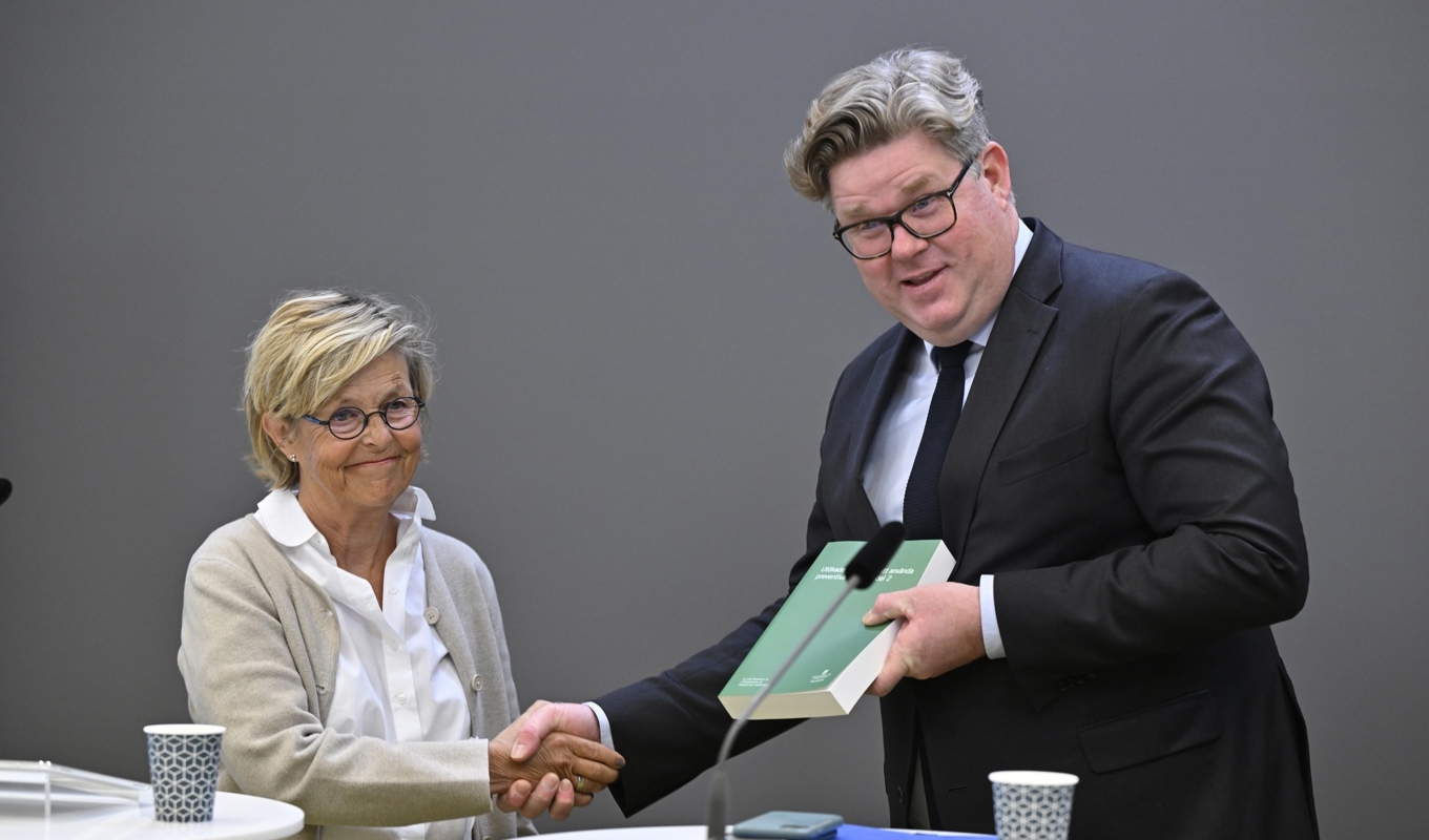 Justitieminister Gunnar Strömmer (M) och den särskilda utredaren Inger Söderholm håller pressträff i samband med överlämnandet av ett betänkande med förslag på fler preventiva tvångsmedel för att hindra grov kriminalitet. Foto: Henrik Montgomery/TT