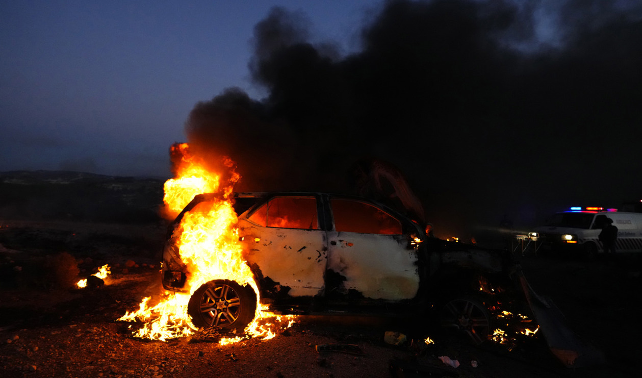 En reporterbil fattade eld vid när Israels armé besökt libanesiskt territorium. En journalist dog vid händelsen. Foto: Hassan Ammar/AP/TT