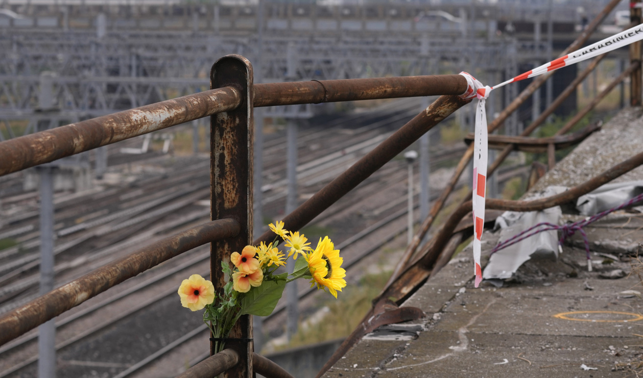 Blommor vid olycksplatsen i Venedig där en buss kraschade och 21 personer omkom i början av månaden. Foto: Antonio Calanni/AP/TT