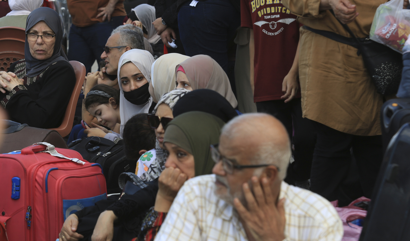 Civila, som hoppas ta sig ut ur krigets Gaza, väntar vid gränsövergången Rafah mot Egypten. Foto: Hatem Ali/AP/TT