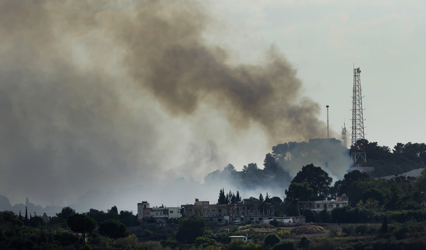 Rök från en israelisk arméutpost vid gränsen mot Libanon på söndagen. Foto: Hussein Malla/AP/TT