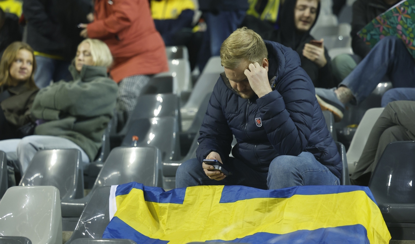 En svensk supporter på läktaren på Kung Baudouin-stadion i Bryssel. Foto: Christine Olsson/TT