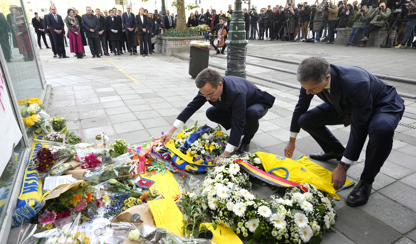 Sveriges statsminister Ulf Kristersson och Belgiens premiärminister Alexander De Croo lägger blommor och svenska fotbollströjor på en minnesceremoni vid brottsplatsen. Foto: Martin Meissner/AP/TT