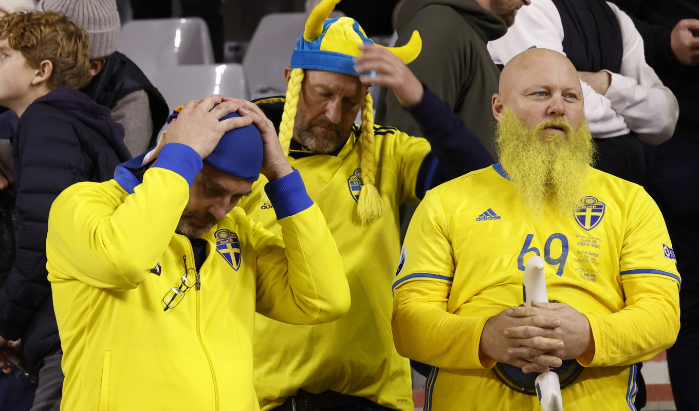 Svenska fans på Kung Baudouin-stadion i Bryssel efter beskedet att EM-kvalmatchen avbrutits. Foto: Geert Vanden Wijngaert/AP/TT