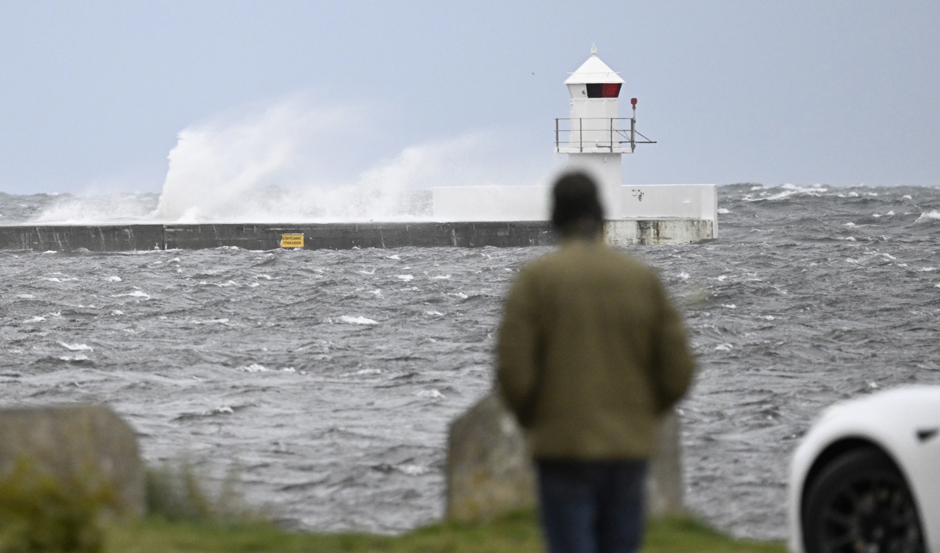 Vågorna piskar mot vågbrytaren vid Falsterbokanalen i Höllviken. Foto: Johan Nilsson/TT
