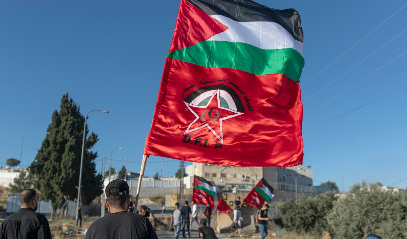 Den palestinska flaggan tillsammans med DFLP:s flagga. Arkivbild. Foto: Nasser Nasser AP/TT
