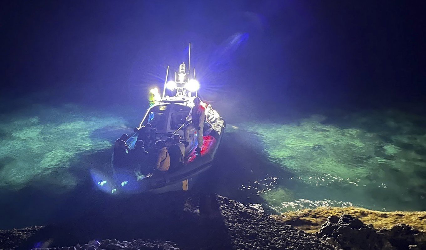 På bilden syns Kustbevakningens ribbåt KBV 475 i samband med en räddningsinsats för att undsätta migranter som räddat sig upp på den öde klippön Lampione i Medelhavet. Foto: Kustbevakningen