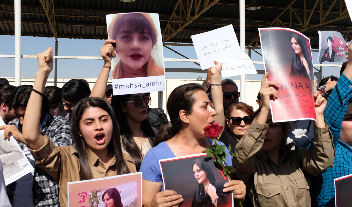 Omfattande protester både i Iran och internationellt följde efter Masha Aminis död för ett drygt år sedan. Arkivbild. Foto: Hawre Khalid/Metrography via AP/TT