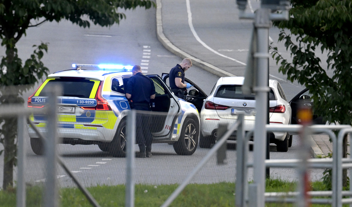 Polis har stoppat en personbil för kontroll i Solna. Bild från september. Foto: Janerik Henriksson/TT