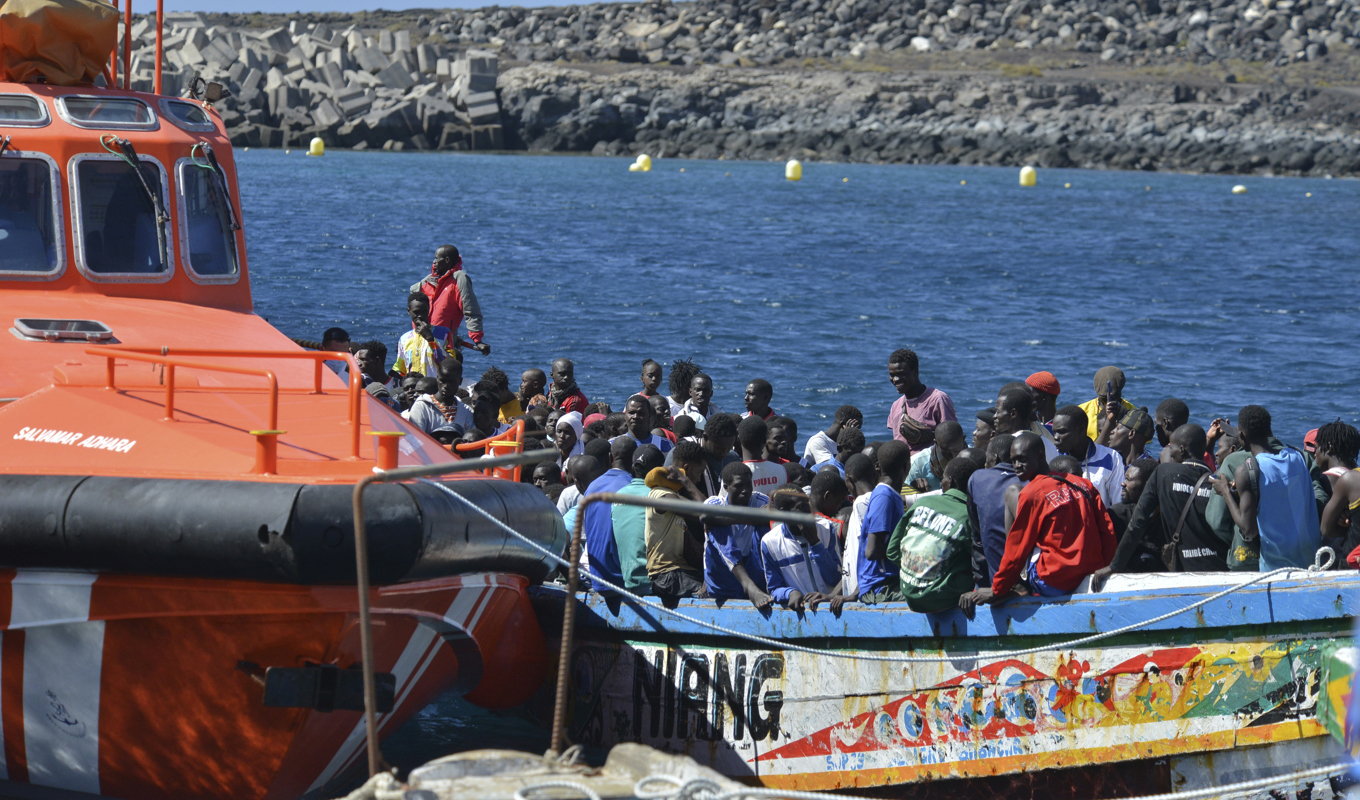Migranter väntar på att få gå i land från en liten båt i La Restinga på ön El Hierro. Bilden är tagen i lördags. Foto: Europa Press/AP/TT