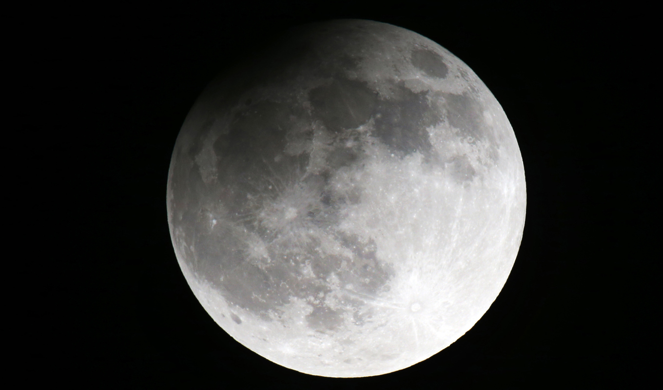 En månförmörkelse sker när solen, jorden och månen ligger på rad. Arkivbild. Foto: Sergei Grits/AP/TT