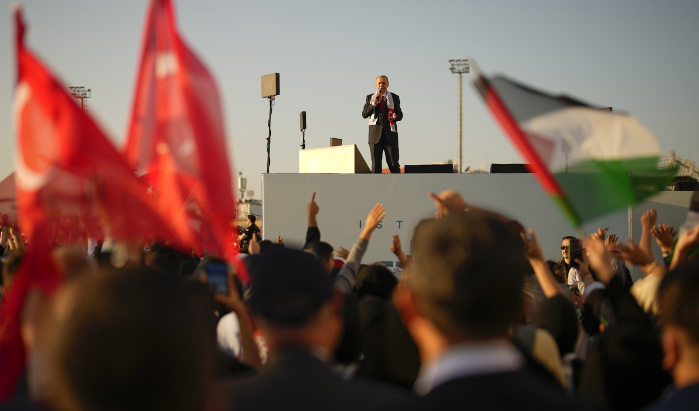 Turkiets president Recep Tayyip Erdogan talar under en propalestinsk demonstration i Istanbul på lördagen. Foto: Emrah Gurel/AP