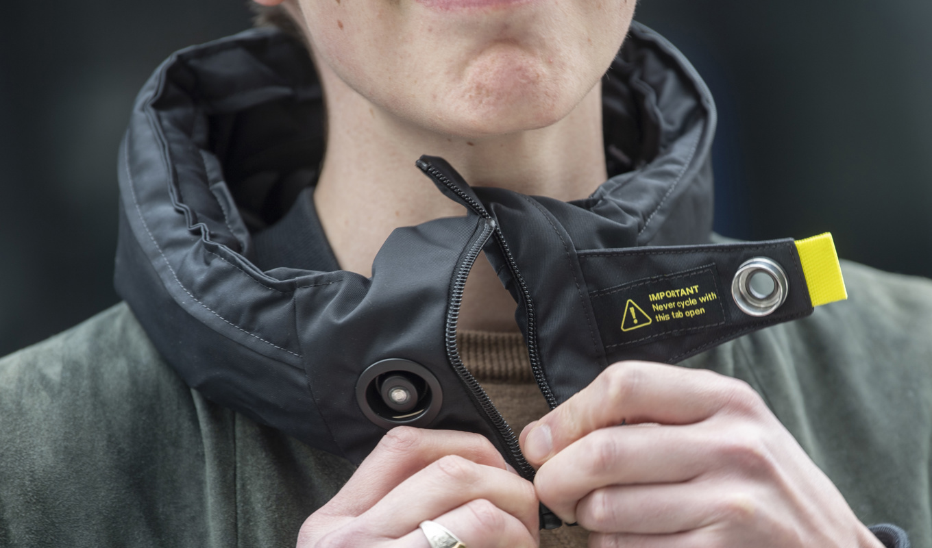 Konsumentverket sätter tillfälligt stopp för försäljning av cykelhjälmen Hövding 3 i Sverige. Arkivbild. Foto: Fredrik Sandberg/TT