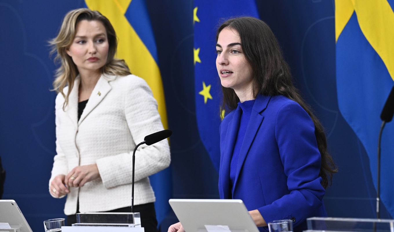 Klimat- och miljöminister Romina Pourmokhtari (L) och energi- och näringsminister Ebba Busch (KD) vid pressträff om regeringens nästa steg för att underlätta för ny kärnkraft. Foto: Claudio Bresciani/TT