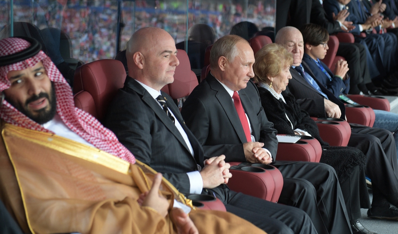 Saudiarabiens kronprins Mohammed bin Salman, Fifa-presidenten Gianni Infantino och Rysslands president Vladimir Putin när Saudiarabien mötte värdnationen i öppningsmatchen av VM 2018 i Ryssland. Arkivbild. Foto: Alexei Druzhinin/AP/TT