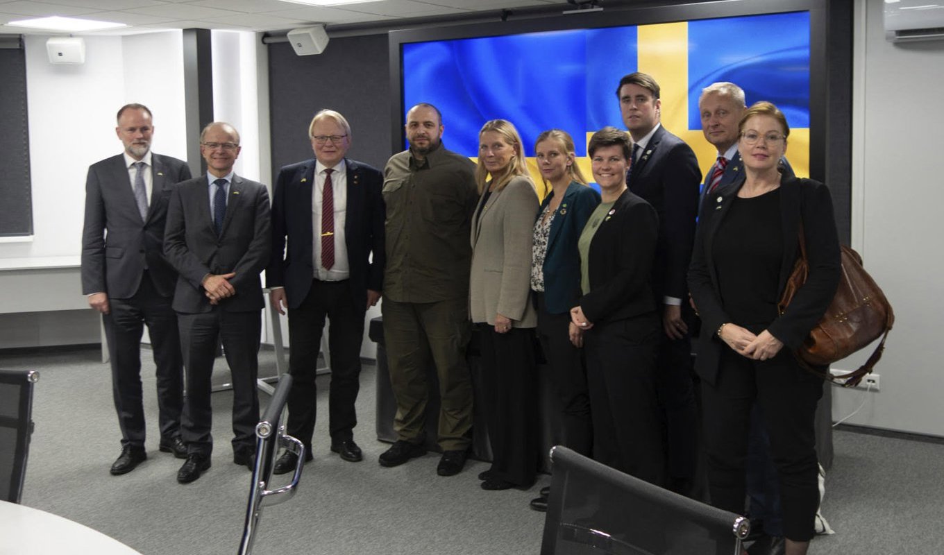 En delegation från den svenska riksdagens försvarsutskott har på tisdagen besökt Ukraina. Delegationen ledd av utskottets ordförande, tidigare försvarsminister Peter Hultqvist (S), har träffat den ukrainska försvarsministern Rustem Umerov. Foto: Privat/TT
