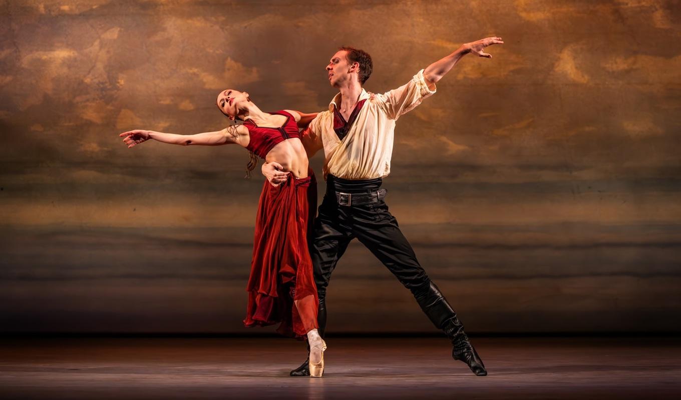 På premiären av äventyrsbaletten Le Corsaire dansas huvudrollerna av Luiza Lopes och Daniel Norgren-Jensen. Foto: Kungliga Operan/Håkan Larsson