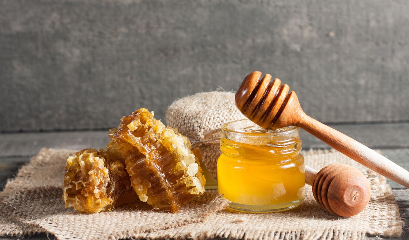 I honungen finns många vårdande ämnen, som till exempel antioxidanter, näringsämnen och enzymer. Foto: Shutterstock