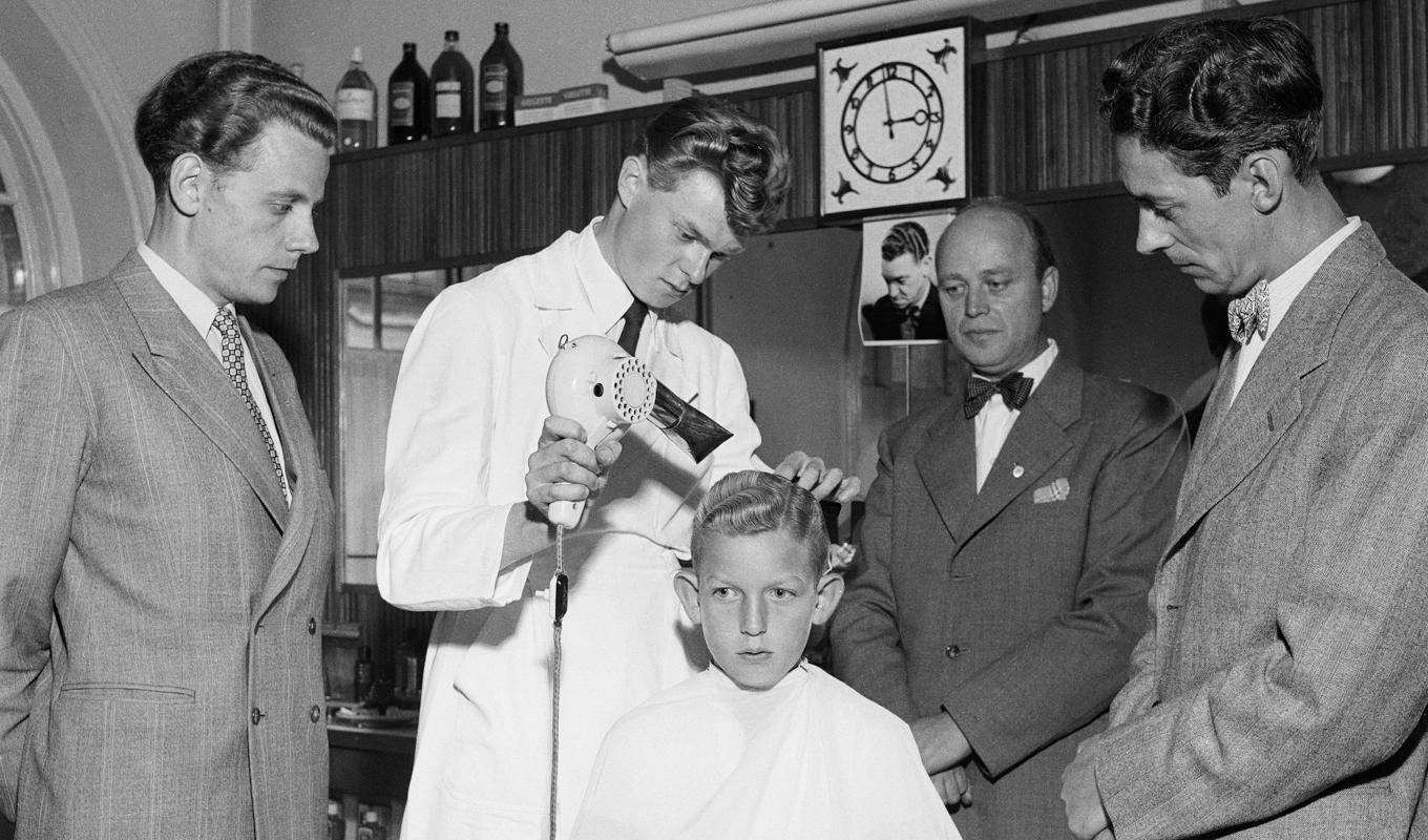 Ett frisörbesök år 1953. Foto: Sandgren-Petersson