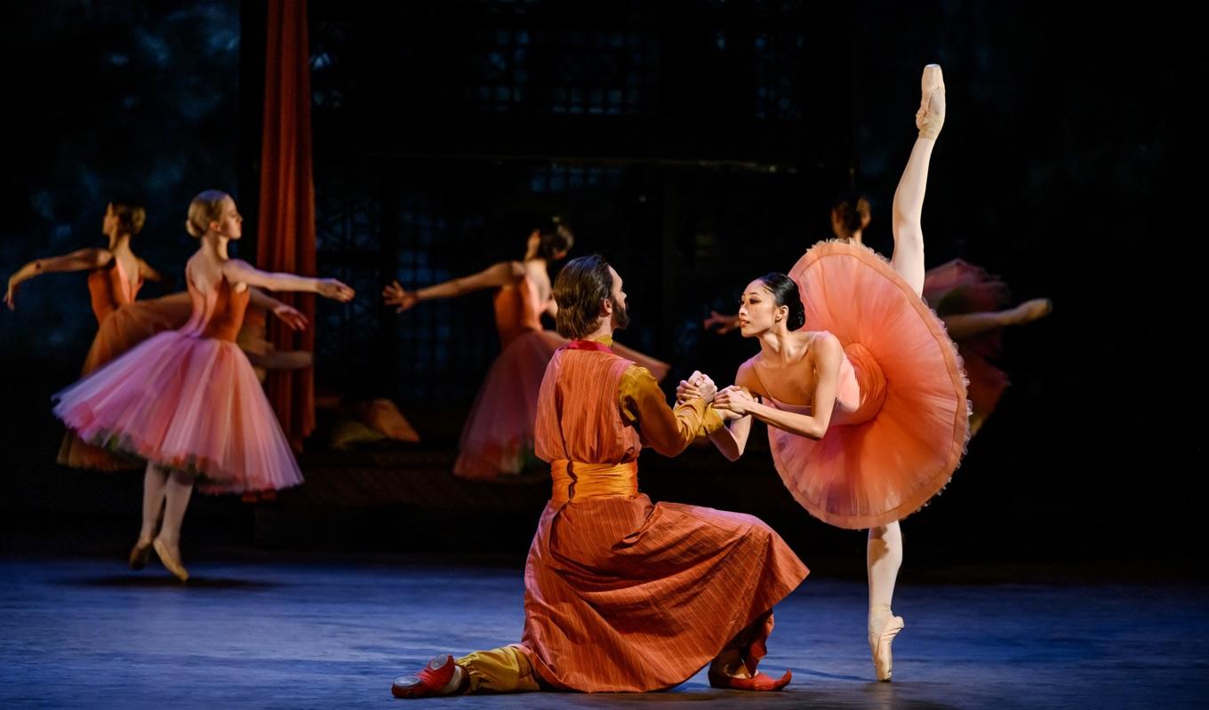 Kungliga Baletten i Stockholm deltog i World Ballet Day 2023. Solister repeterade scener ur baletten Le Corsaire, som under hösten visas på Operan. Foto: Kungliga Operan/Sören Vilks