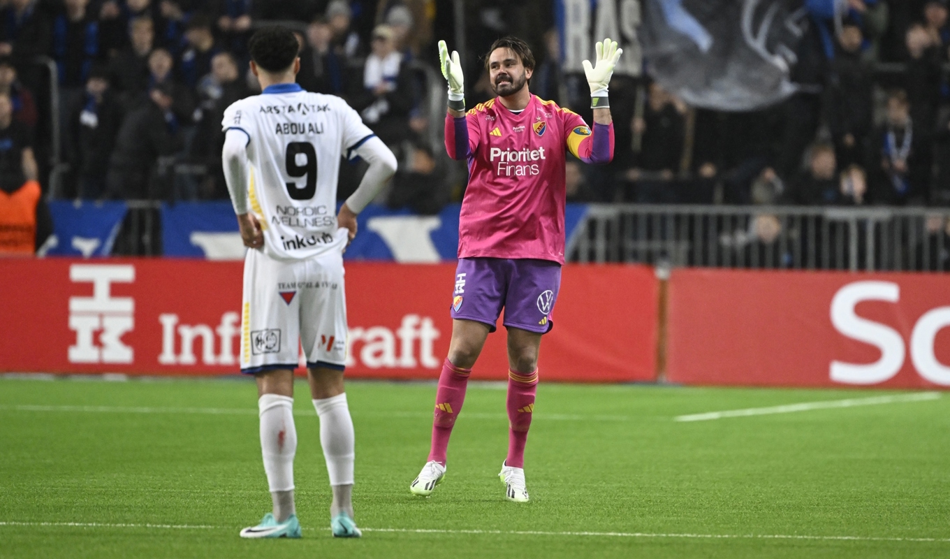 Djurgårdens målvakt Tommi Vaiho byttes in och tackades av i slutet av lördagens match mot Sirius. Foto: Jessica Gow/TT