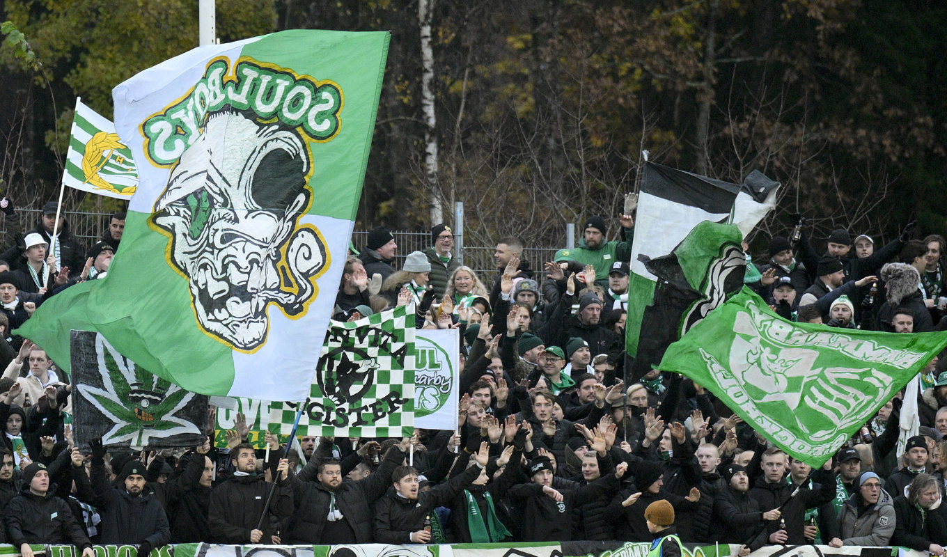 Ett par tusen tillresta Hammarbysupportrar fick i Värnamo känna av de längre kötiderna till följd av det nya väskförbudet. Foto: Mikael Fritzon/TT