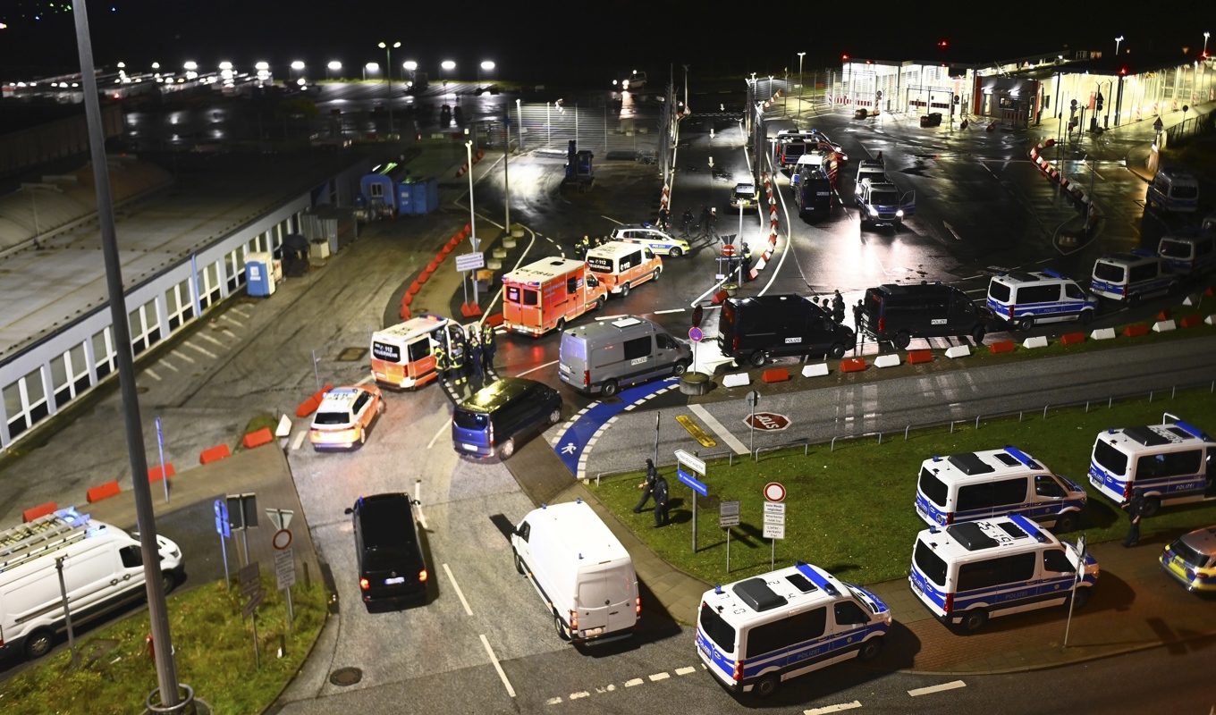 Polisbilar och ambulanser vid Hamburgs flygplats på lördagskvällen. Foto: Jonas Walzberg/AP/TT