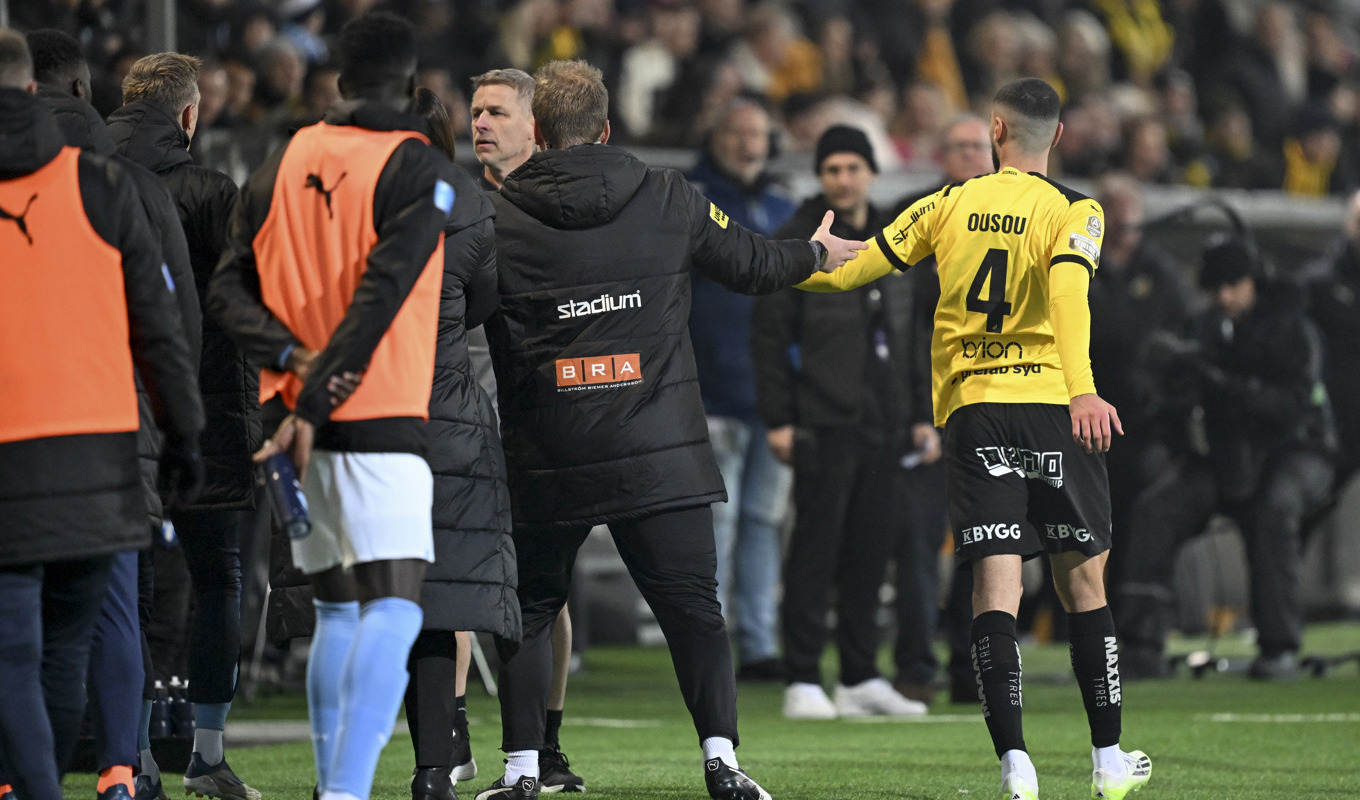 Det var efter att Aiham Ousou byttes ut som personer hoppade in på planen. Foto: Björn Larsson Rosvall/TT