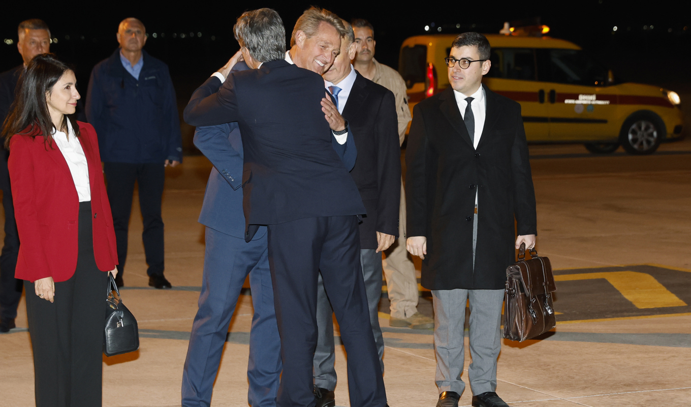 Antony Blinken (med ryggen mot kameran) tas emot på Esenboga natten till måndagen. Foto: Jonathan Ernst/pool/AP/TT